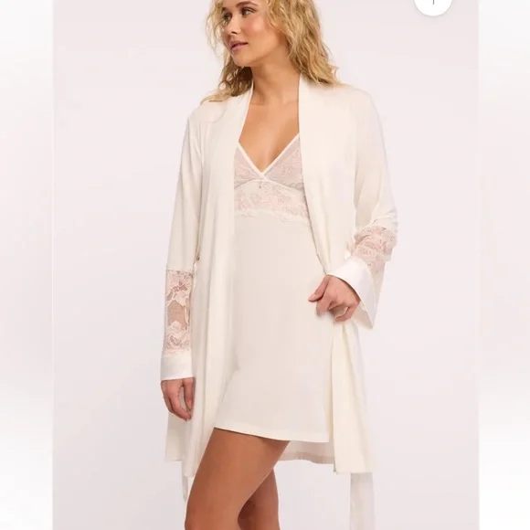 Fleur’t Bridal Robe - Picture 6 of 6